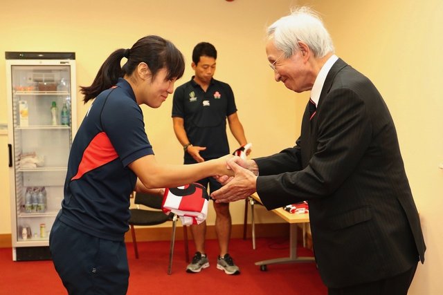 女子日本代表「女子ラグビーワールドカップ2017 アイルランド大会」 11位12位決定戦 女子香港代表戦 岡村正会長によるジャージープレゼンテーション開催