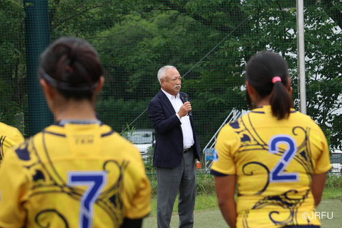 医療関連業務に従事する女子ラグビーチームを森会長が激励訪問