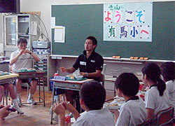 子どもたちと給食を食べる、藤戸選手